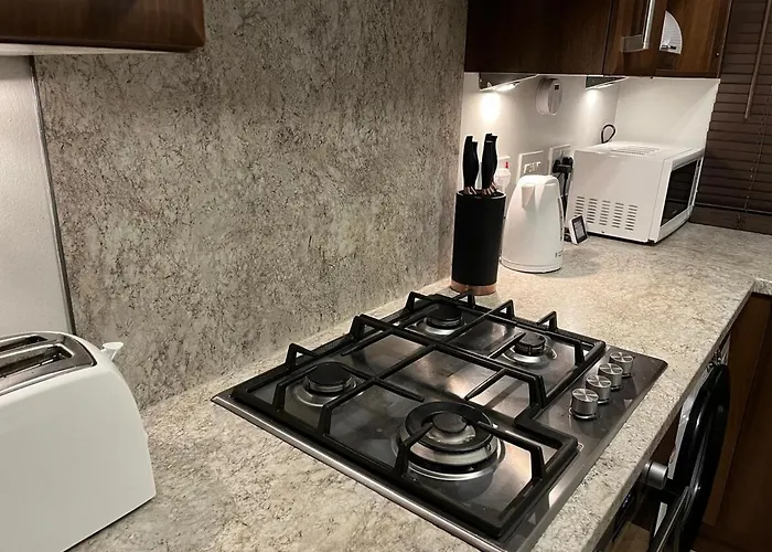 Pr 2 Bedrooms Modern *