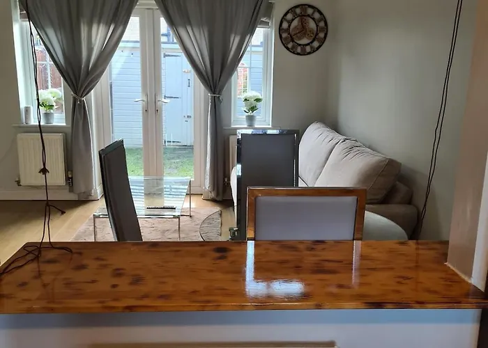 Pr 2 Bedrooms Modern * מידלסבורו