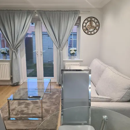 Pr 2 Bedrooms Modern *